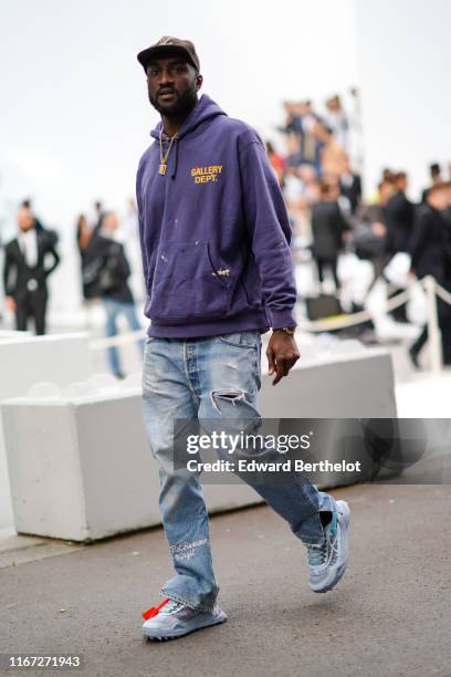 Virgil Abloh, wearing a purple sweatshirt, blue jeans and brown Louis  Foto di attualità - Getty Images