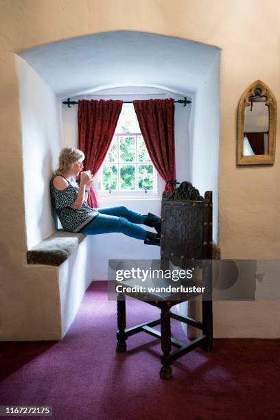 vrouw drinken koffie in een castle inn slaapkamer - compact mirror stockfoto's en -beelden