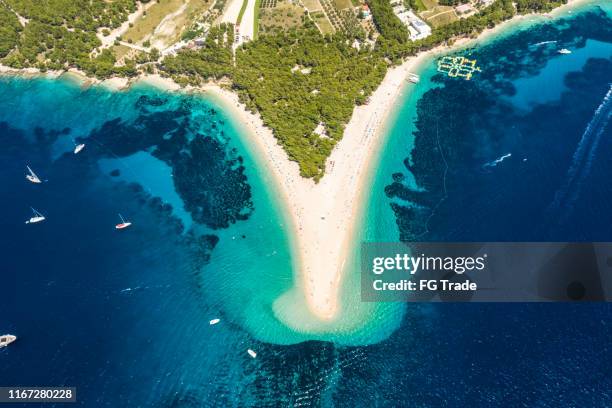 veduta aerea di zlatni rat beach, bol, croazia - bol foto e immagini stock