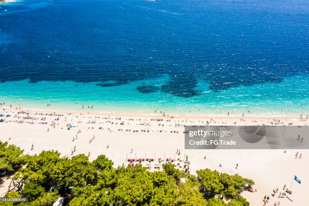 Vista aérea de Zlatni Rat Beach, Bol, Croacia