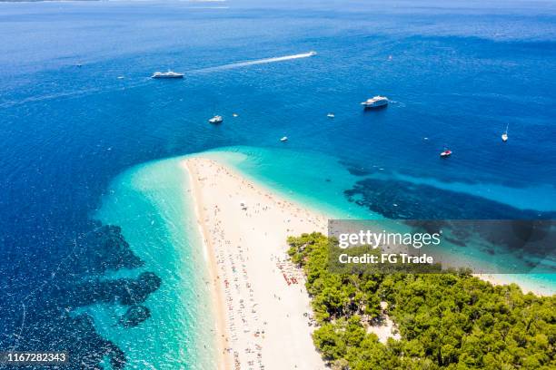 luftaufnahme von zlatni rat beach, bol, kroatien - zlatni rat stock-fotos und bilder