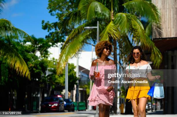 jonge vrouwen genieten van het stadsleven op zonnige dag - miami stockfoto's en -beelden