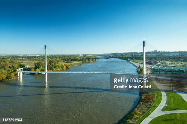 bob kerrey pedestrian bridge, missouri river, omaha, nebraska - nebraska v iowa stockfoto's en -beelden