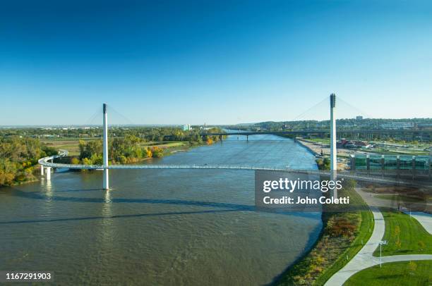 bob kerrey pedestrian bridge, missouri river, omaha, nebraska - missouri v nebraska bildbanksfoton och bilder