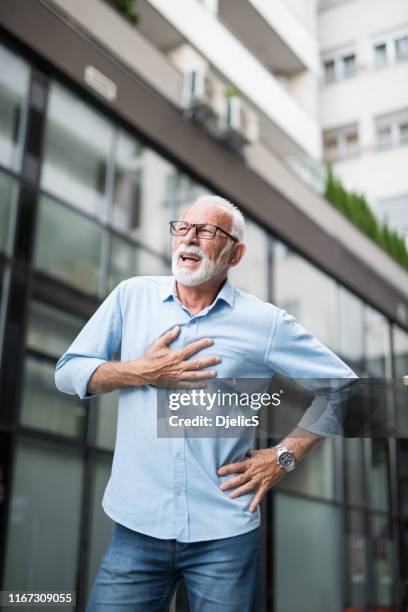 senior man met een sterke pijn op de borst. - long beard stockfoto's en -beelden