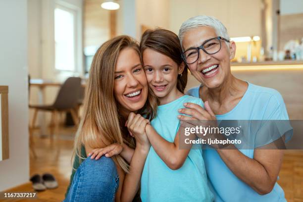 tempos divertidos e encontros familiares - international womens day - fotografias e filmes do acervo