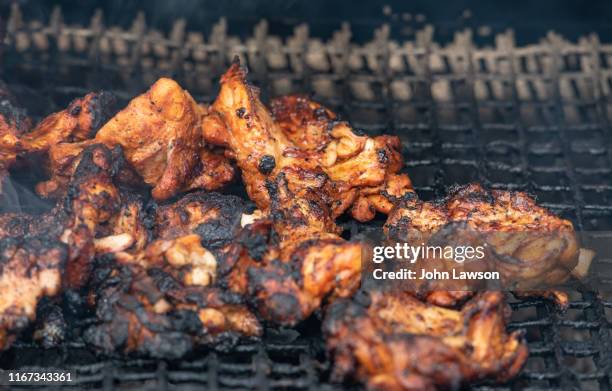 jerk chicken - jamaicaanse-cultuur stockfoto's en -beelden