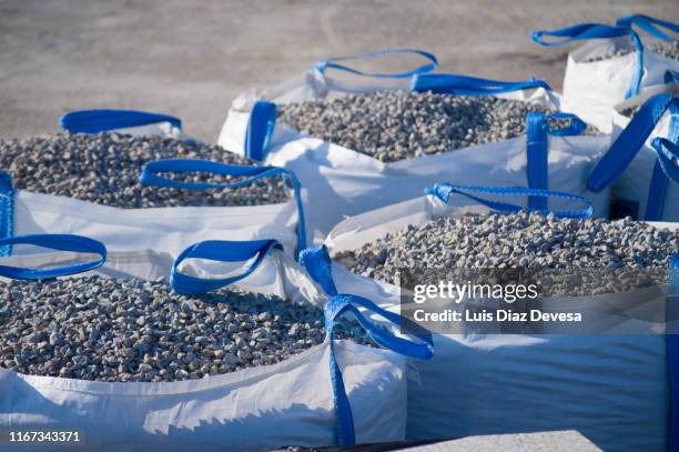cobblestones inside of sacks - escombros material imagens e fotografias de stock