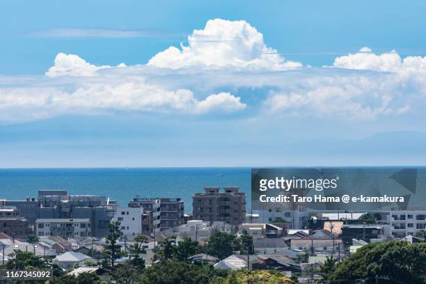cumulus clouds on the beach and mountain in kanagawa prefecture, japan - prefettura di shizuoka foto e immagini stock