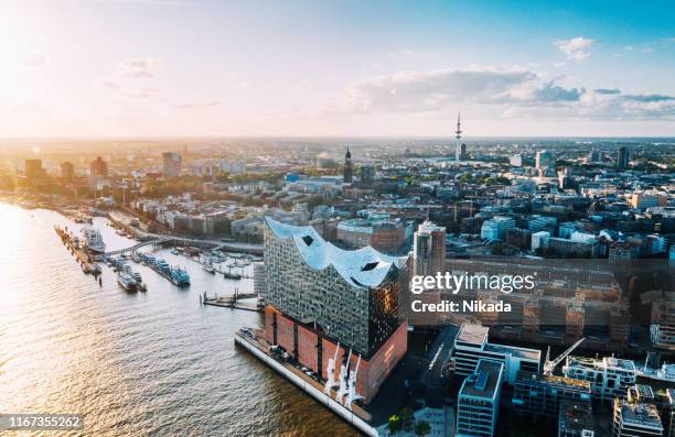 luchtfoto van hamburg hafen stad en elbphilharmonie - speicherstadt stockfoto's en -beelden