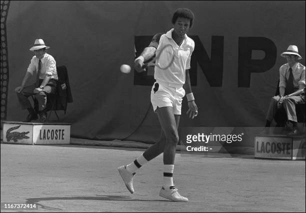 L'américain Arthur Ashe arme son revers le 08 juin 1976, face à Balazs Taroczy, lors des Internationaux de France de tennis au stade Roland Garros à...