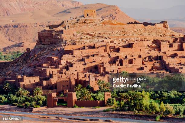a't ben haddou - ciudad antigua en marruecos, al norte de africa - loam fotografías e imágenes de stock