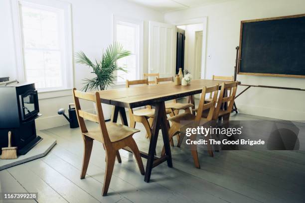 wooden dining table and chairs at home - mesa de jantar - fotografias e filmes do acervo