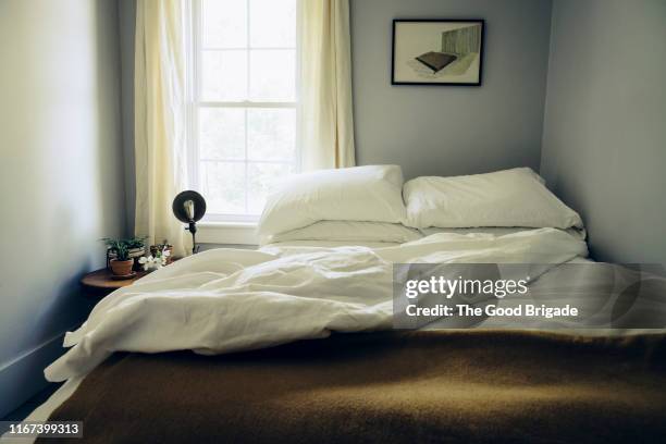 wide angle view of unmade bed at home - messy bedroom 個照片及圖片檔