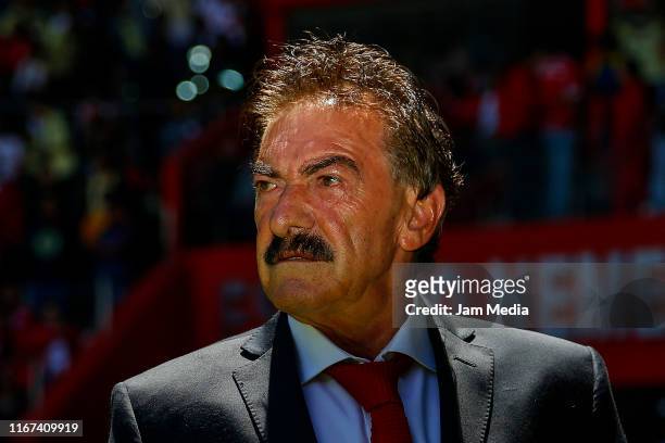 Ricardo Antonio La Volpe coach of Toluca looks on prior the 4th round match between Toluca and America as part of the Torneo Apertura 2019 Liga MX at...