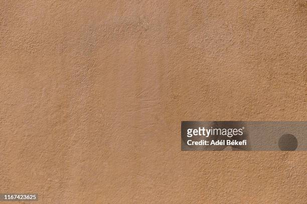 brown plastered  concrete wall - beige stock-fotos und bilder