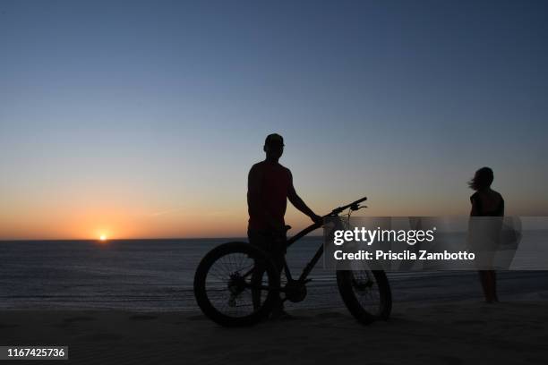 people watching the sunset from the duna do pôr do sol (sunset dune). jericoacoara, ceará, brazil - pôr do sol 個照片及圖片檔