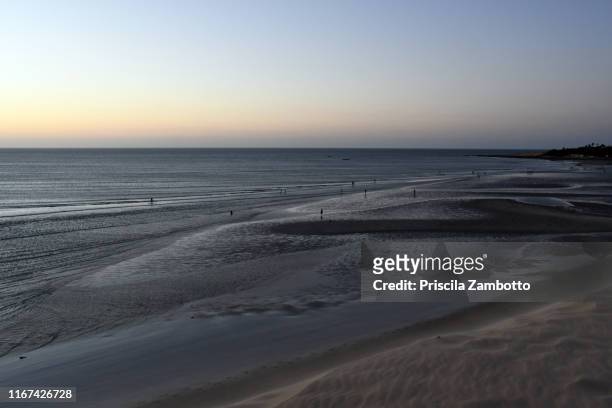 view from duna do pôr do sol (sunset dune) with people walking. jericoacoara, ceará, brazil - pôr do sol fotografías e imágenes de stock