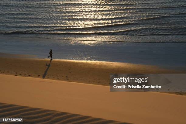 view from duna do pôr do sol (sunset dune) with people walking. jericoacoara, ceará, brazil - pôr do sol stock pictures, royalty-free photos & images