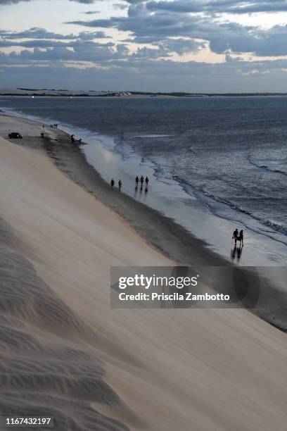 view from duna do pôr do sol (sunset dune) with people walking. jericoacoara, ceará, brazil - pôr do sol 個照片及圖片檔