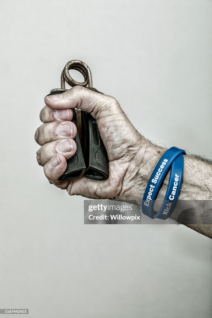 Senior Man Cancer Survivor Quetschen Hand Übung Greifer