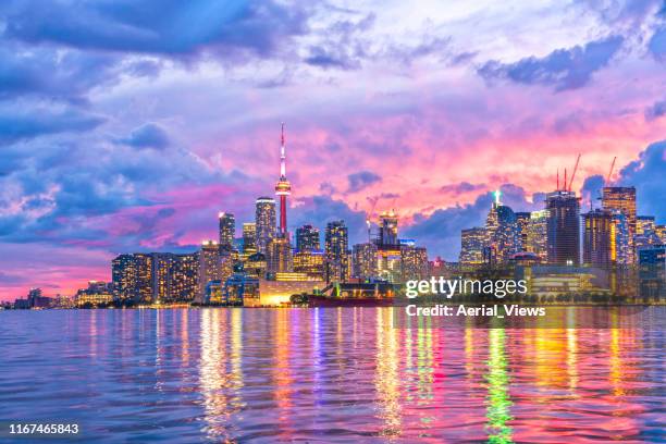 toronto skyline at sunset - toronto skyline stock pictures, royalty-free photos & images