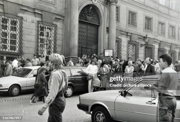 September 1989, Czechoslovakia, Prag: GDR refugees stand in front of the German embassy in Prague . When thousands of GDR citizens rescued themselves...