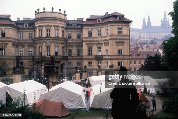 September 1989, Czechoslovakia, Prag: A tent camp on the grounds of the Federal German Embassy, which was set up for GDR citizens waiting to leave...