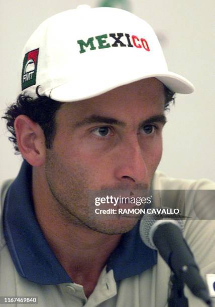 Alejandro Hernandez speaks at a press conference after defeating F. Niemeyer of Canada in their Davis Cup meeting, 21 July 2001 in Mexico City,...