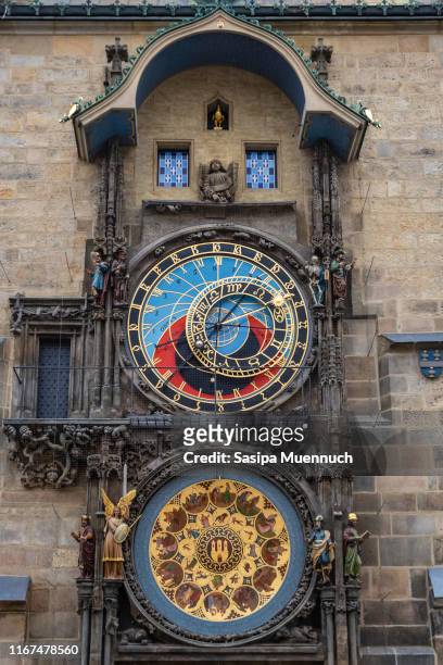 prague astronomical clock - vieja plaza de praga fotografías e imágenes de stock