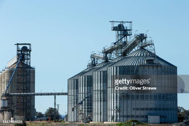 grain silo - cereal plant fotografías e imágenes de stock