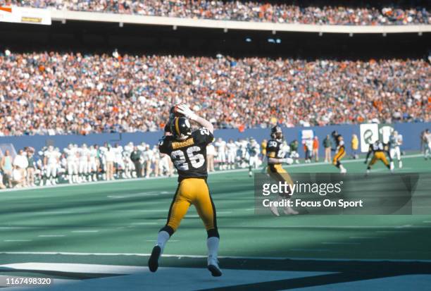 Rod Woodson of the Pittsburgh Steelers returns a kickoff against the New York Jets during an NFL football game December 10, 1989 at Giants Stadium in...