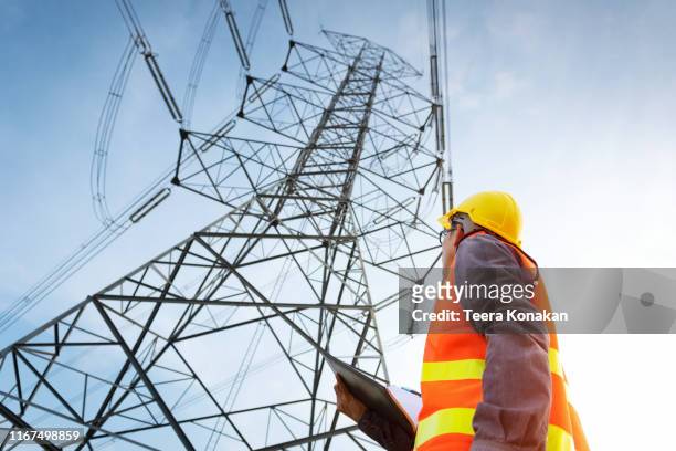 electrician working on high-voltage tower, - cable installer stockfoto's en -beelden