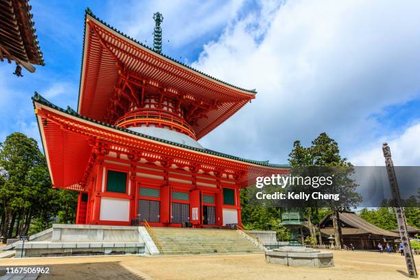 konpon daito pagoda in koyasan - konpon daito stock pictures, royalty-free photos & images