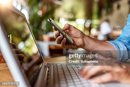 Multitasking bespaart hem voldoende tijd op kantoor Multitasking bespaart hem voldoende tijd op kantoor