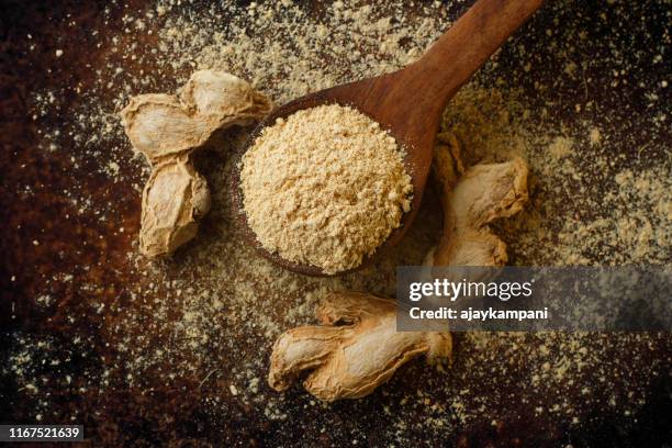 gedroogde gember en gemalen gember, close-up - gember stockfoto's en -beelden