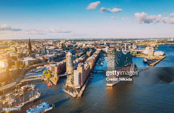 vista aérea da cidade de hamburgo hafen sobre o porto azul - elbe river - fotografias e filmes do acervo