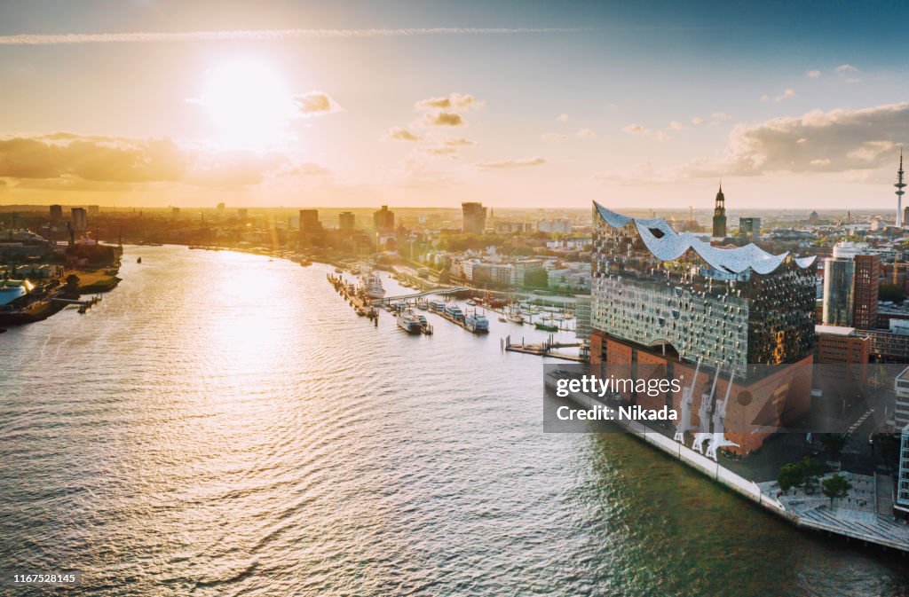 Luftaufnahme der Hamburger Hafenstadt über dem blauen Hafen