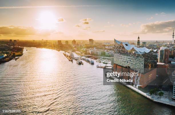 vista aerea della città di amburgo hafen sul porto blu - elbphilharmonie hamburg foto e immagini stock