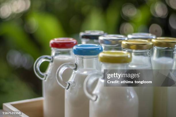 bottles with fresh milk in a box. - milk pack 個照片及圖片檔