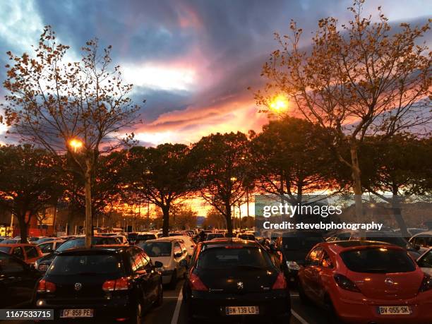 aparcamiento al atardecer - perpiñán fotografías e imágenes de stock