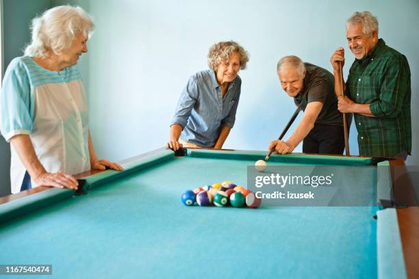 senior mannen en vrouwen spelen pool ball thuis - poolbiljart stockfoto's en -beelden