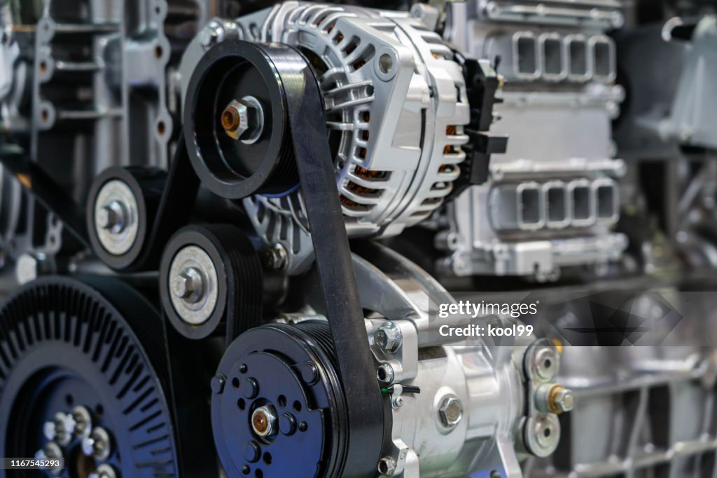 Primer plano parcial del motor del coche