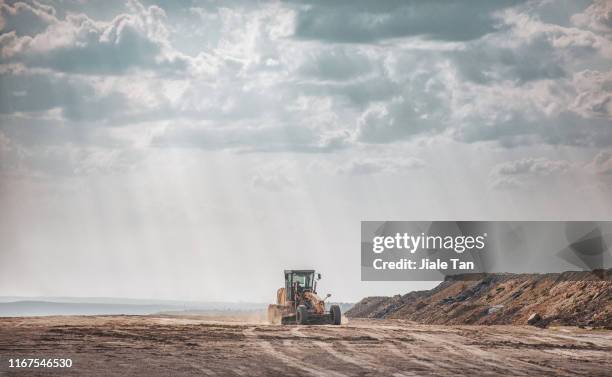 excavator in construction site - coal mine stock photos et images de collection