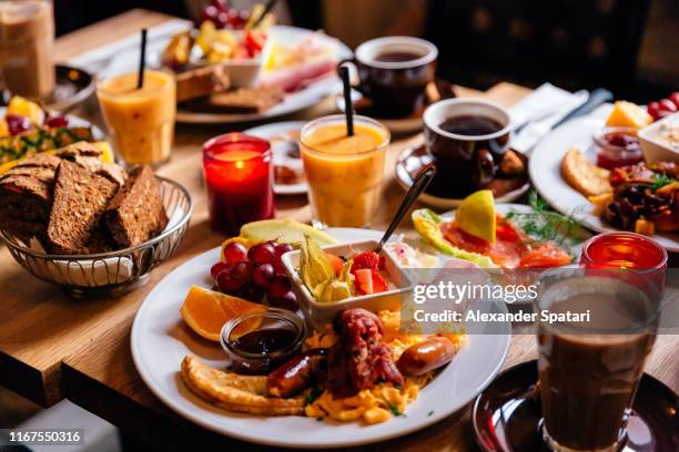 brunch at the cafe, side view - brunch fotografías e imágenes de stock