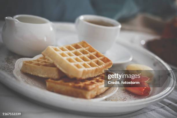 cialde per la colazione servite con caffè come colazione a letto - servizio in camera foto e immagini stock