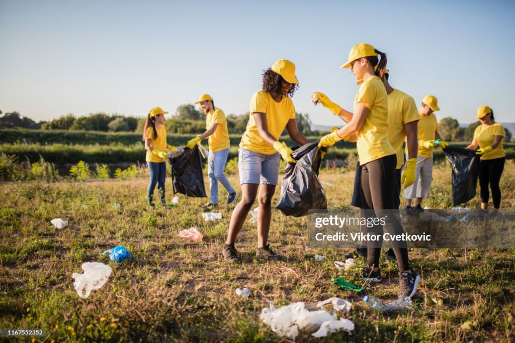 Volunteer together pick up trash in the park