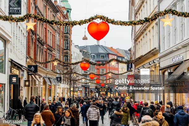 shopping street in historical center of copenhagen decorated for christmas holidays, denmark - fußgängerzone stock-fotos und bilder