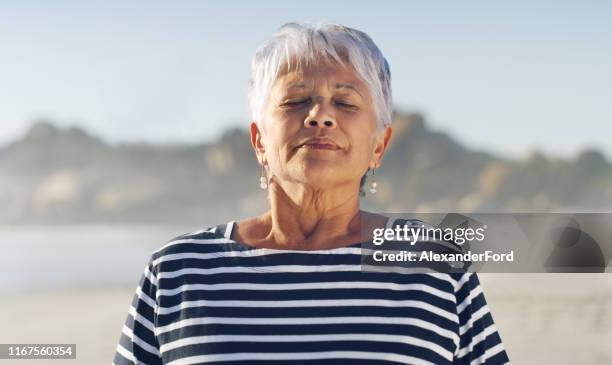 die frische luft ist genau das, was ich brauchte - einatmen stock-fotos und bilder