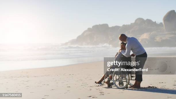 tu es à l'aise là-bas mon amour ? - paraplegic woman photos et images de collection